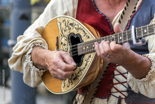 Tableau sur toile Mandolino e serenata, tra colori e tradizione