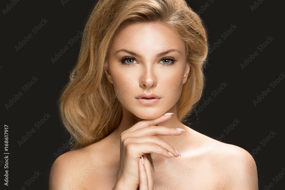 Obraz premium Glamour portrait of beautiful woman model. Summer glow on skin