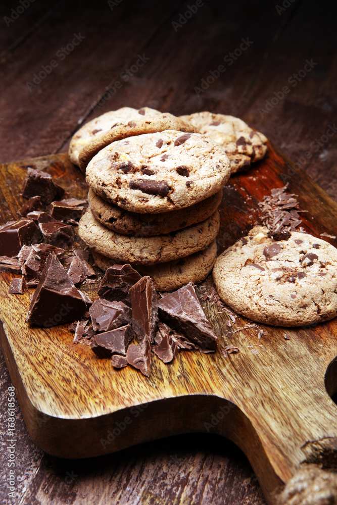 Fototapeta premium Chocolate chip cookies on table freshly baked