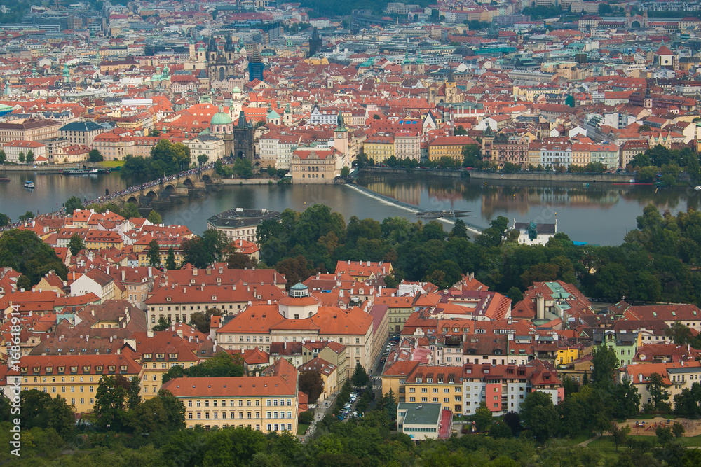 Fiume Moldava nel centro storico di Praga fotografato dall'alto