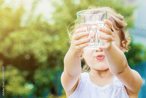 Fotografía Child drinks water.
