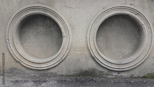 circles in wall