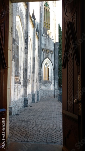 Olhando a Catedral atrav  s deste portal.