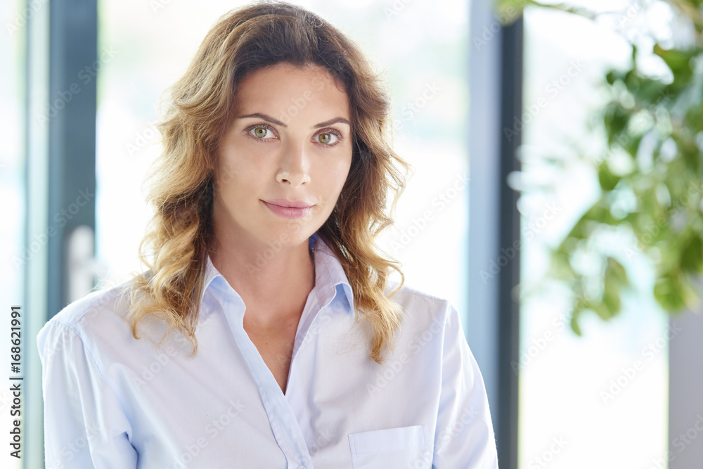 Naklejka premium Attractive woman portrait. Close-up portrait shot of beautiful young businesswoman sitting at the office.