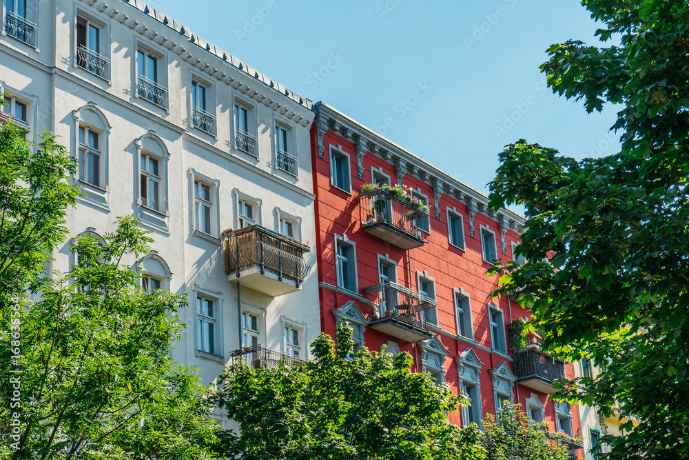 Naklejka premium white and red buildings with green tree