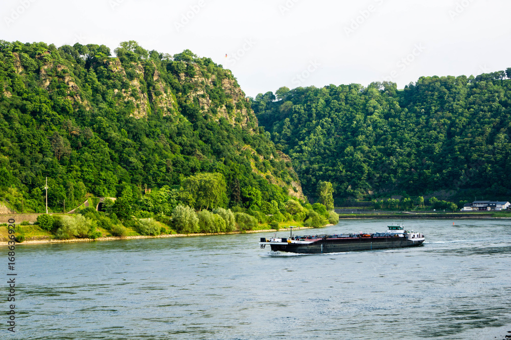 Loreley Felsen am Rhein mit Schiff