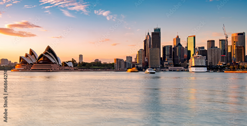 Fototapeta premium Panoramę Sydney podczas wschodu słońca, Nowa Południowa Walia w Australii