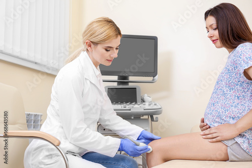Young pregnant woman underg...