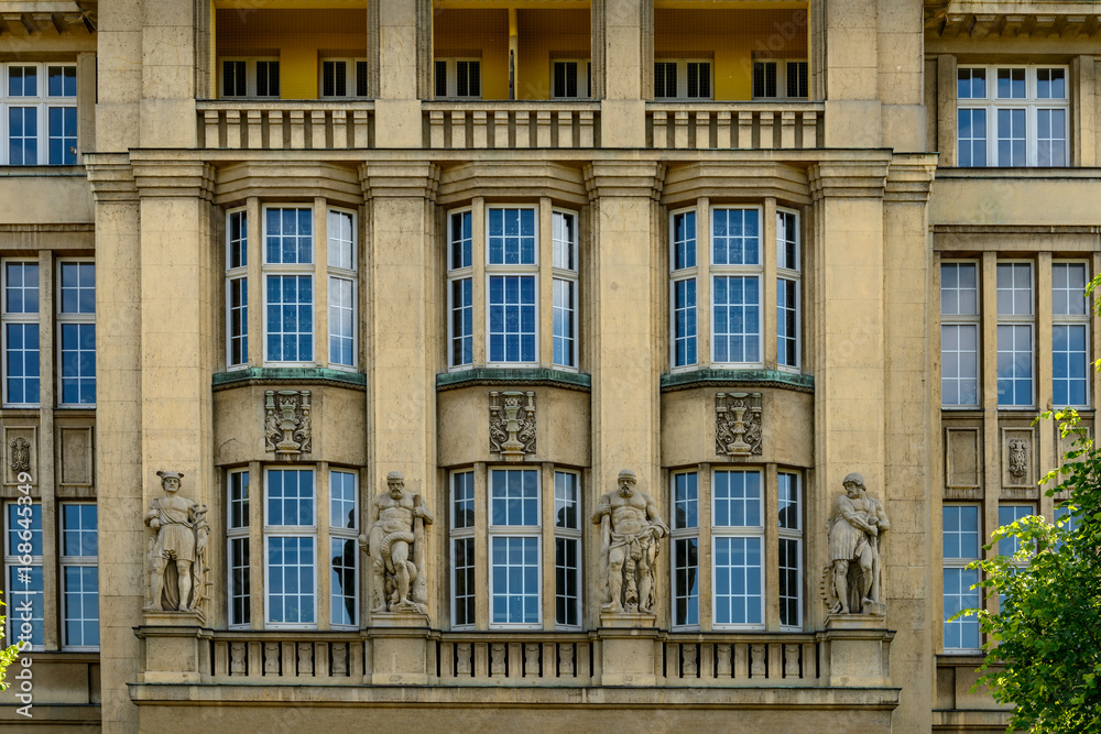 Mythologische Figuren am Verwaltungsgebäude der ehemaligen Konsumgenossenschaft Berlin-Lichtenberg