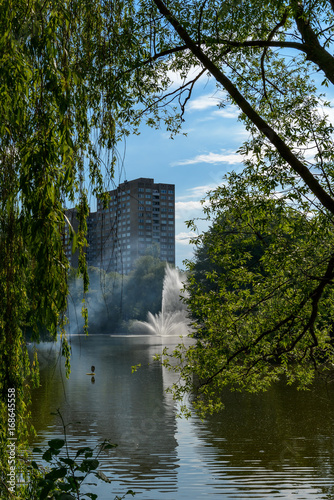 Springbrunnen im Berliner Fennpfuhlpark-See photo