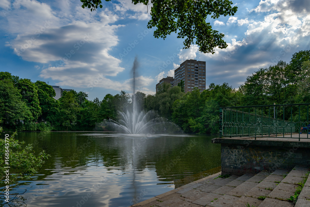 See mit Springbrunnen im Berliner Fennpfuhlpark