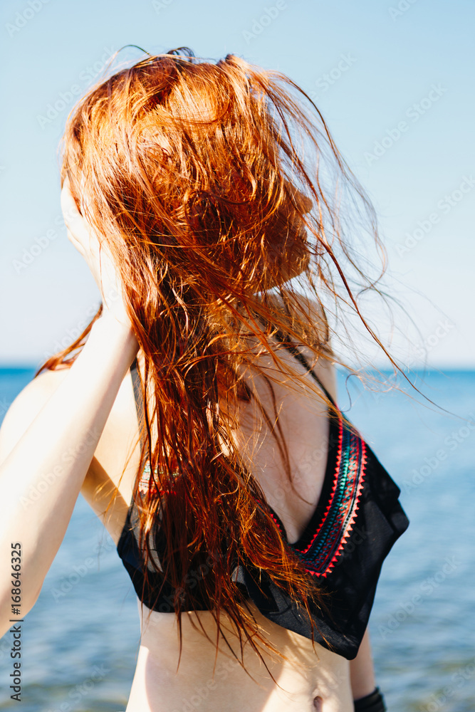 Muskuløs Akkumulerede vogn Portrait of young redhead woman wearing stylish bikini and posing on ocean  background. Stock Photo | Adobe Stock