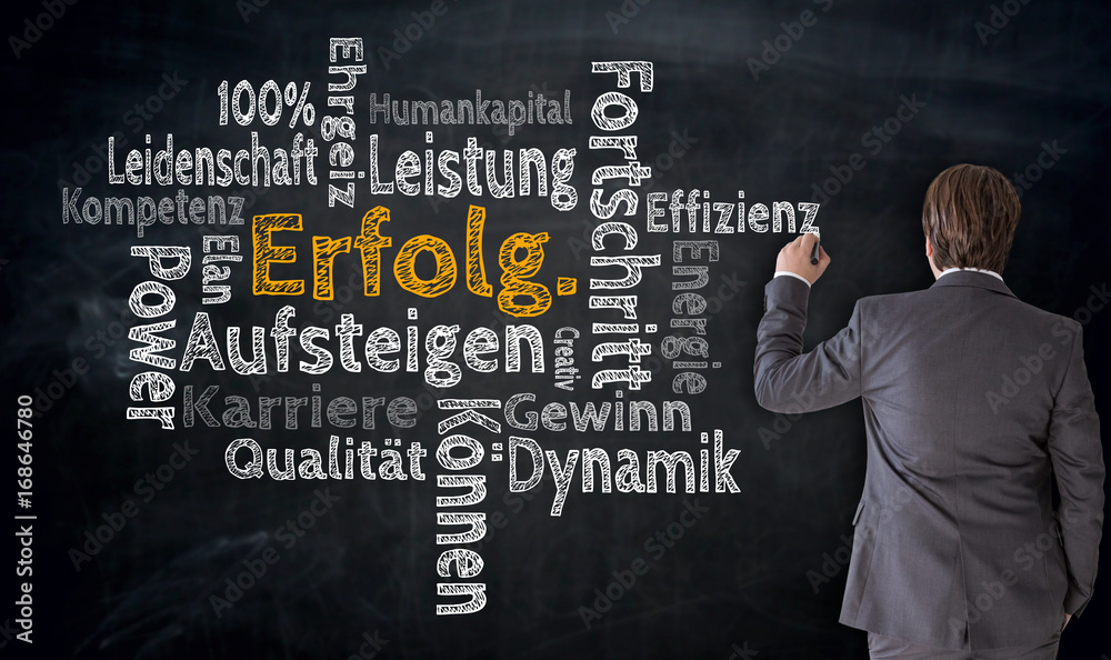 Businessman schreibt Erfolg Cloud auf Tafel Konzept Businessman schreibt Erfolg Cloud auf Tafel Konzept