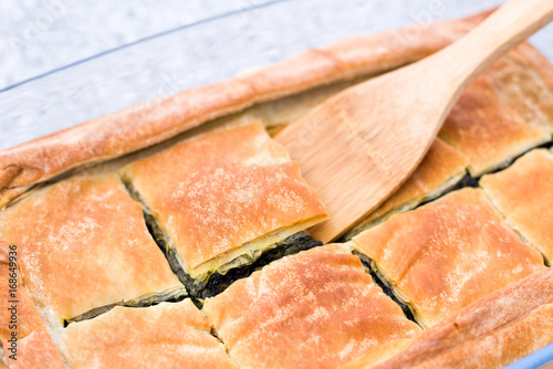 Foto Hortopita - eine tradidionelle, griechische, vegane Wildkräuterpastete in Quadra
