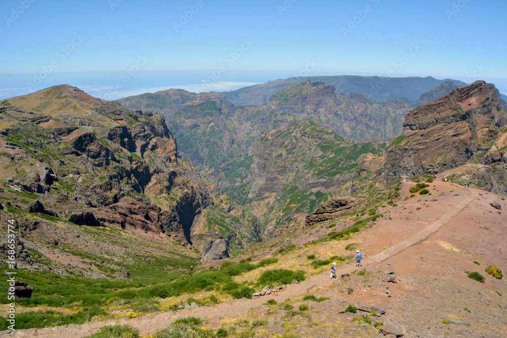 Fototapeta premium Endless mountain trail in olla volcanica la isla de madera