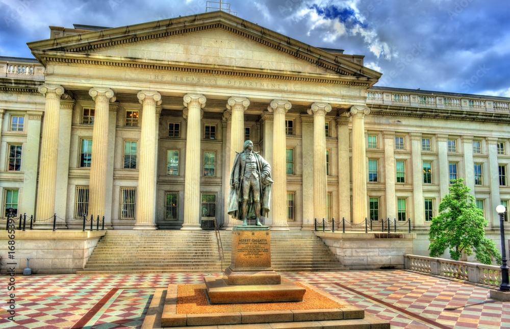 Naklejka premium Pomnik Alberta Gallatina przed budynkiem Departamentu Skarbu USA w Waszyngtonie