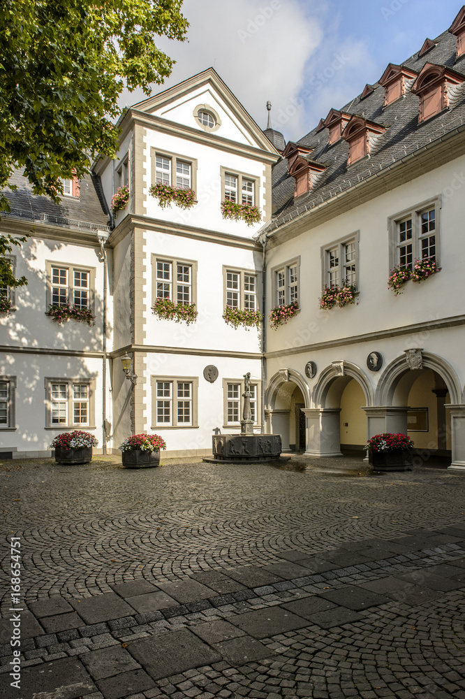 Historische Gebäude mit Schängelbrunnen in der Altstadt in Koblenz, Deutschland.