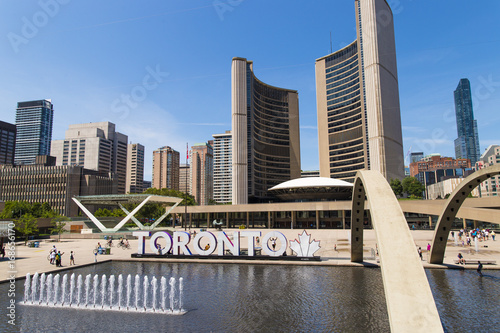 Fotografi Toronto City Hall Nathan Phillips Square on Sunny Summer Day