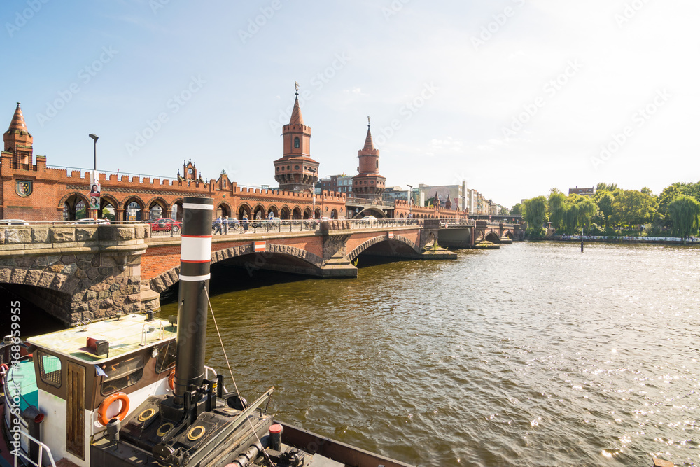 Oberbaumbrücke in der deutschen Hauptstadt Berlin an einem Tag im Sommer