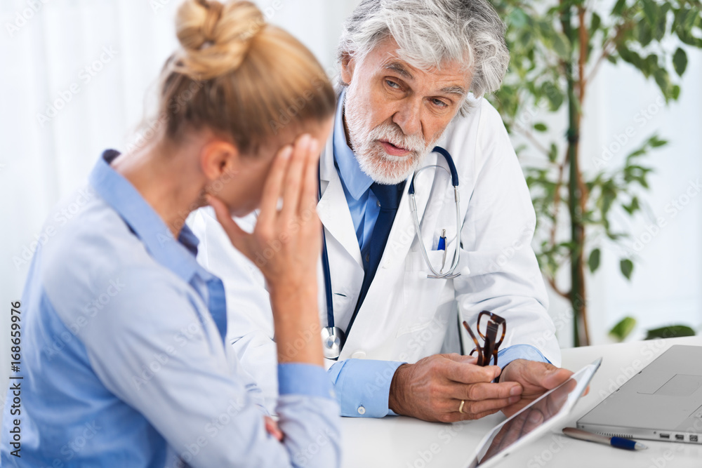 © Jonas Glaubitz - Arzt erklärt mit Tablet