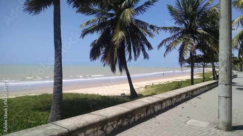 Vida boa, praia, areia e mar com um sol maravilhoso. photo