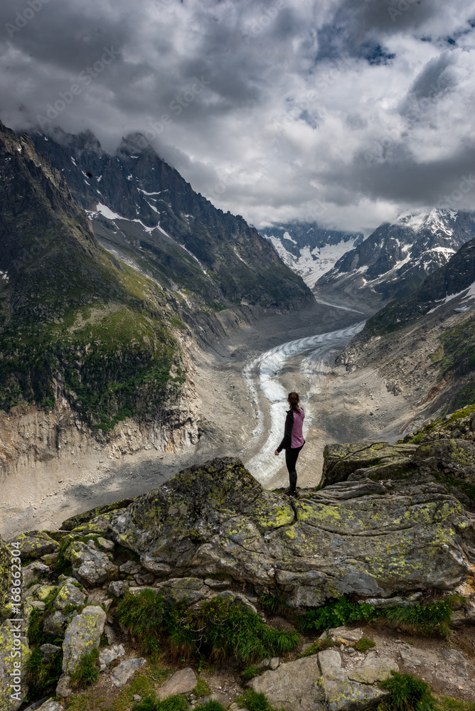 Wanderin geniesst Aussicht auf den Mer de Glace Gletscher bei Montenvers, Chamonix