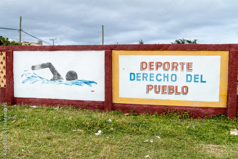 Obraz premium GIBARA, CUBA - JAN 29, 2016: Mural on a wall of the swimming pool in Gibara village. It says: Sport, the right of the peoples.