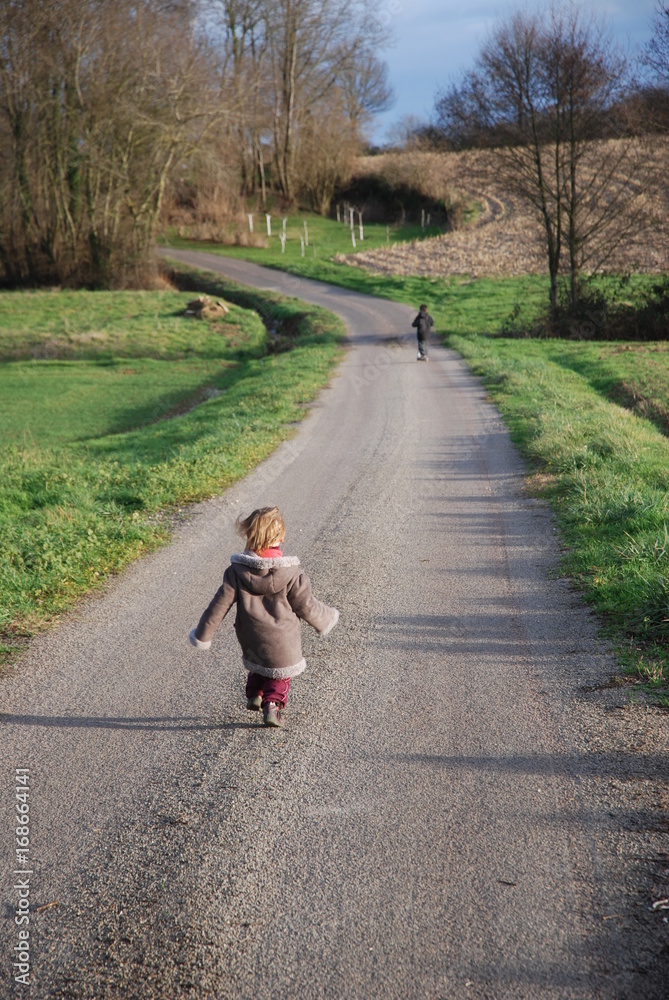 Enfants courant sur un chemin Enfants courant sur un chemin