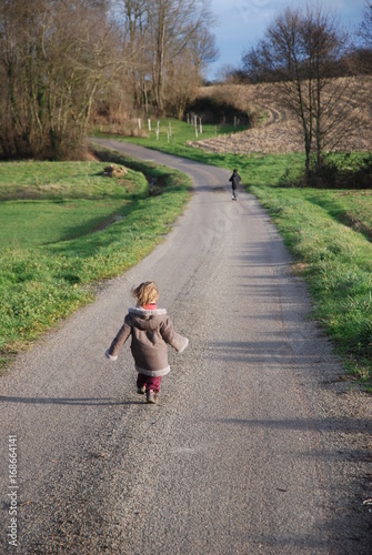 Enfants courant sur un chemin