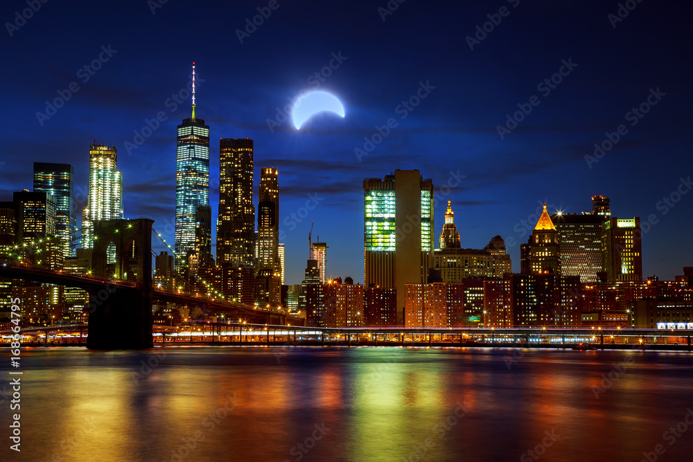 Obraz premium Zaćmienie Słońca, Nowy Jork NY 21 sierpnia 2017 r. Nowy Jork Brooklyn Bridge i Manhattan skyline oświetlone