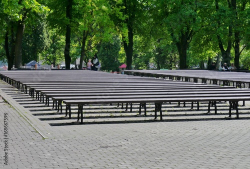 Park in Riga mit Sitzbänken