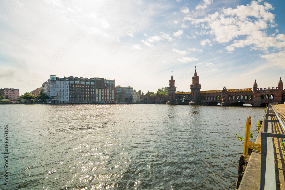 Fototapeta premium Oberbaumbrücke in Berlin im Sommer