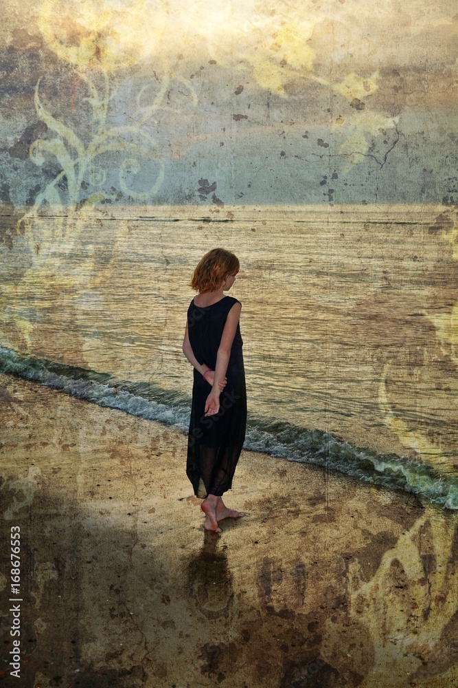 Obraz premium Mädchen im langen schwarzem Kleid am Strand mit Textur