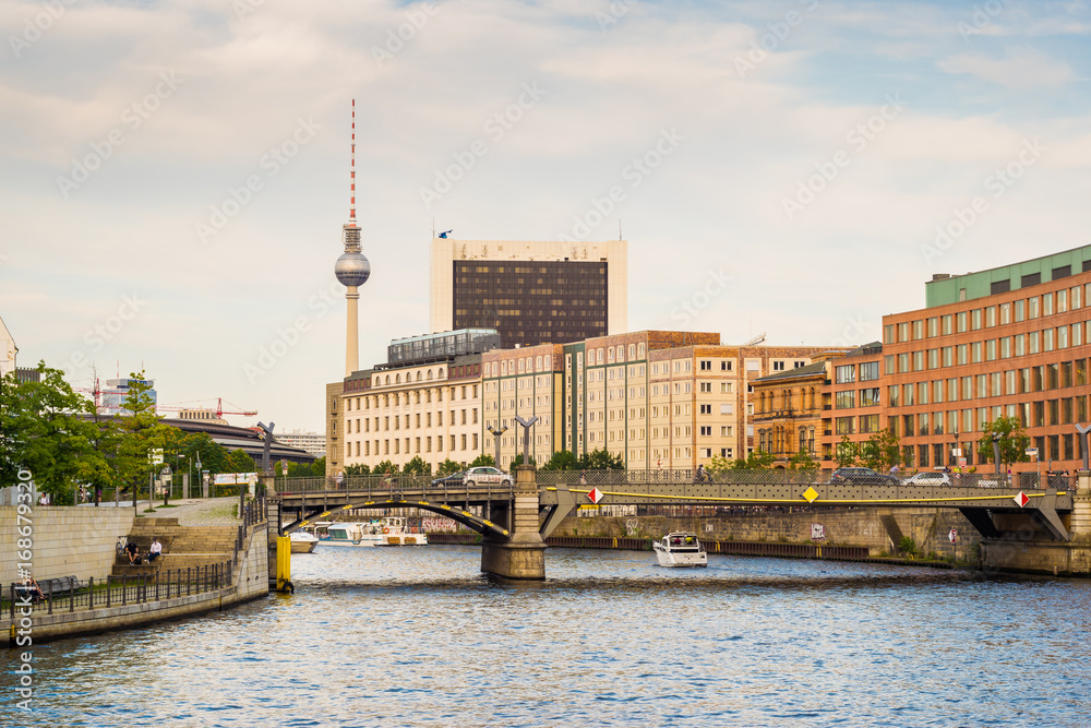 Fernsehturm und Regierungsviertel in Berlin
