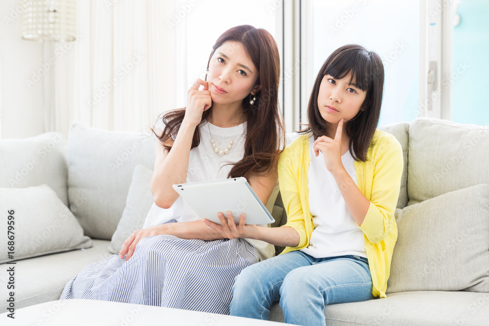 親娘とタブレット 考える 親娘とタブレット 考える