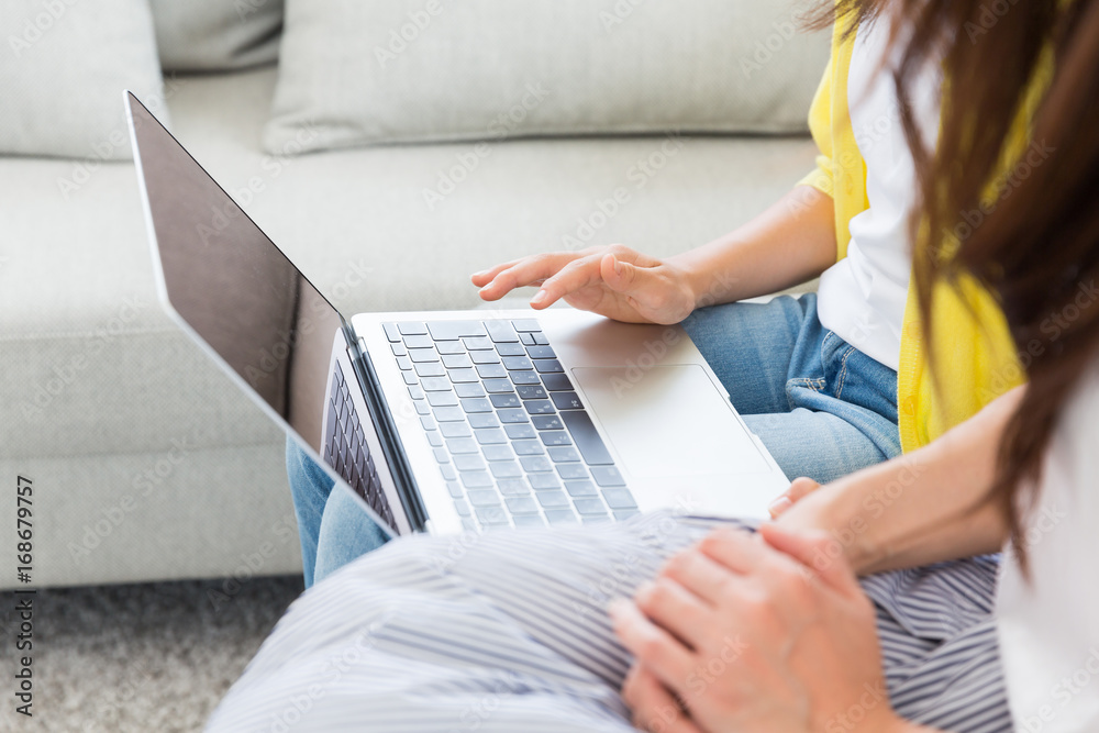 Naklejka premium 親娘 パソコン 手元