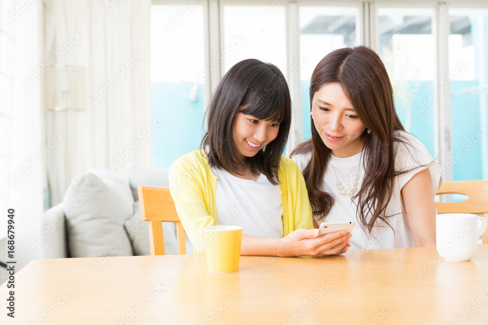親娘とスマホ 親娘とスマホ