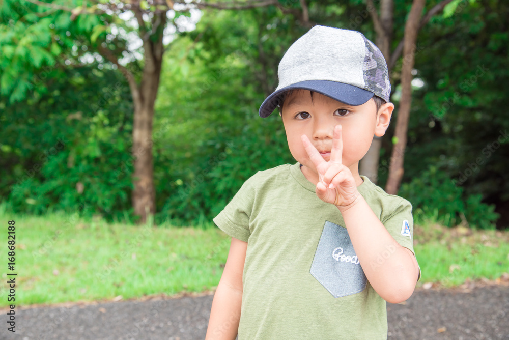 ピースをする男の子