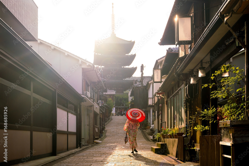 Φωτογραφία Japanese girl in Yukata with red umbrella in old town  Kyoto
