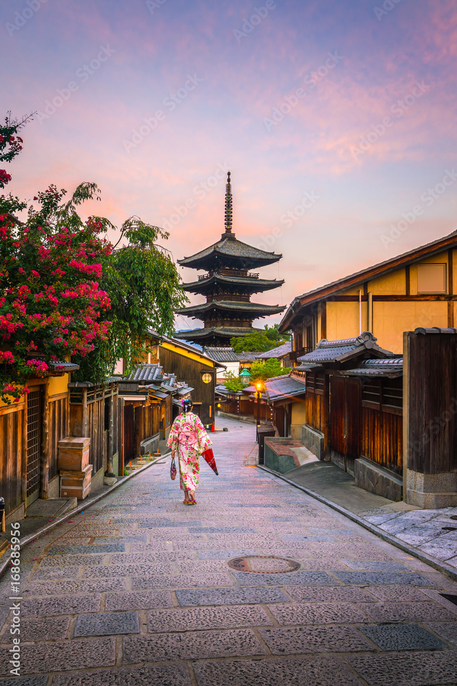 Obraz premium Japońska dziewczyna w Yukata z czerwonym parasolem w starym grodzkim Kyoto