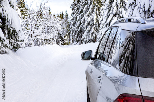 Car in snow-covered winter scenery © Edler von Rabenstein