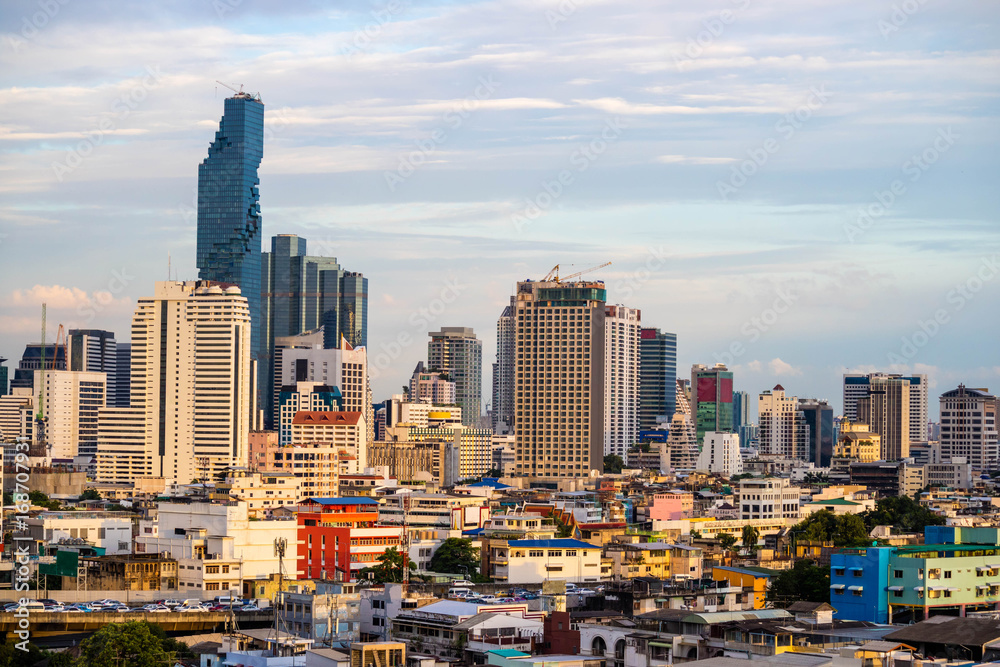 Fototapeta premium Bangkok building cityscape skyline at twilight dusk
