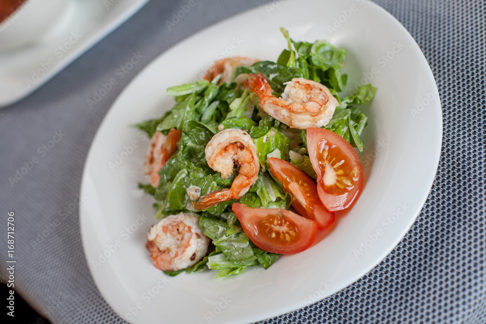 Salad with shrimps and tomato