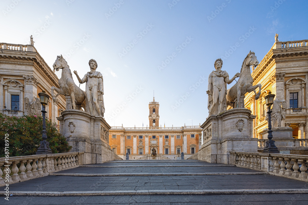 Fototapeta premium Cordonata Capitolina i posągi Dioscuri (Castor i Pollux) przy wejściu na Kapitolińskie Wzgórze, Rzym, Włochy.