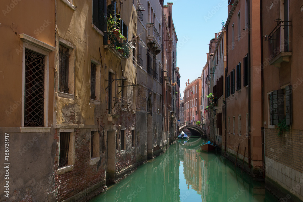 Canal en venecia colorido