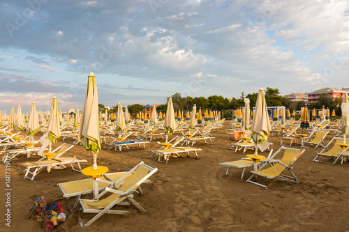 Pusta plaża o poranku, Włochy