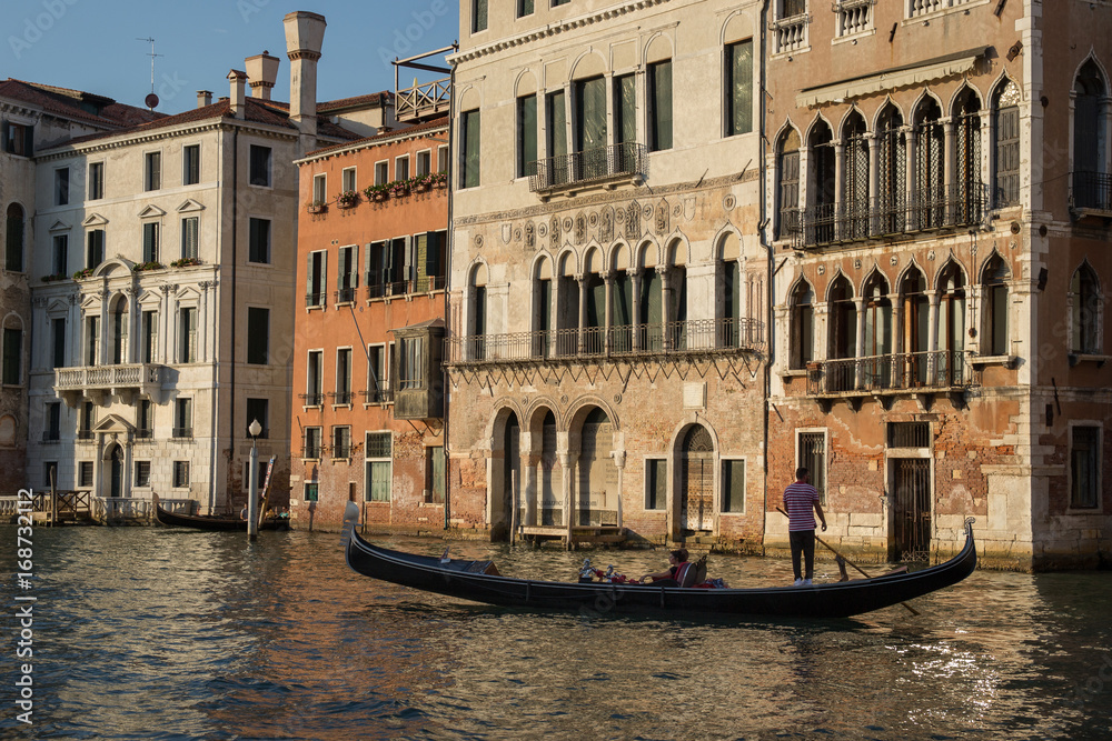 Canal en venecia con góndola