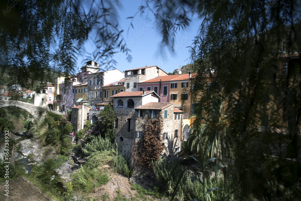 Blick auf Wohnhäuser der Stadt Dolcedo in Ligurien