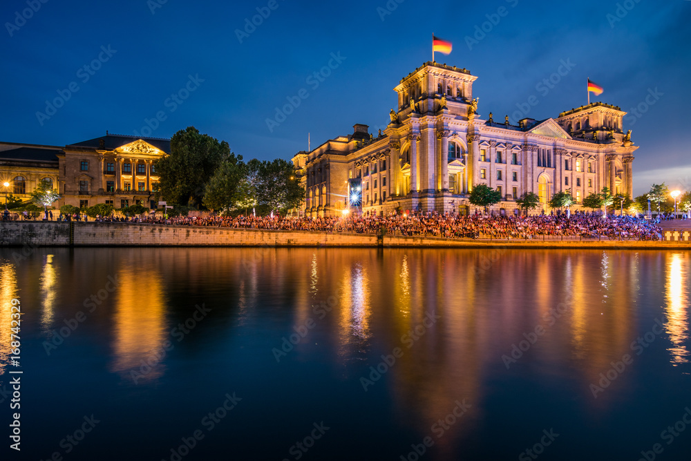 Naklejka premium Reichstag und Paul Loebe Haus in Berlin am Abend, Deutschland