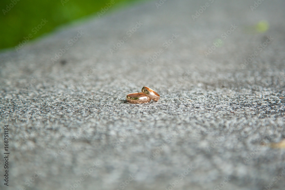 Obraz premium Gold rings honeymoon on the texture